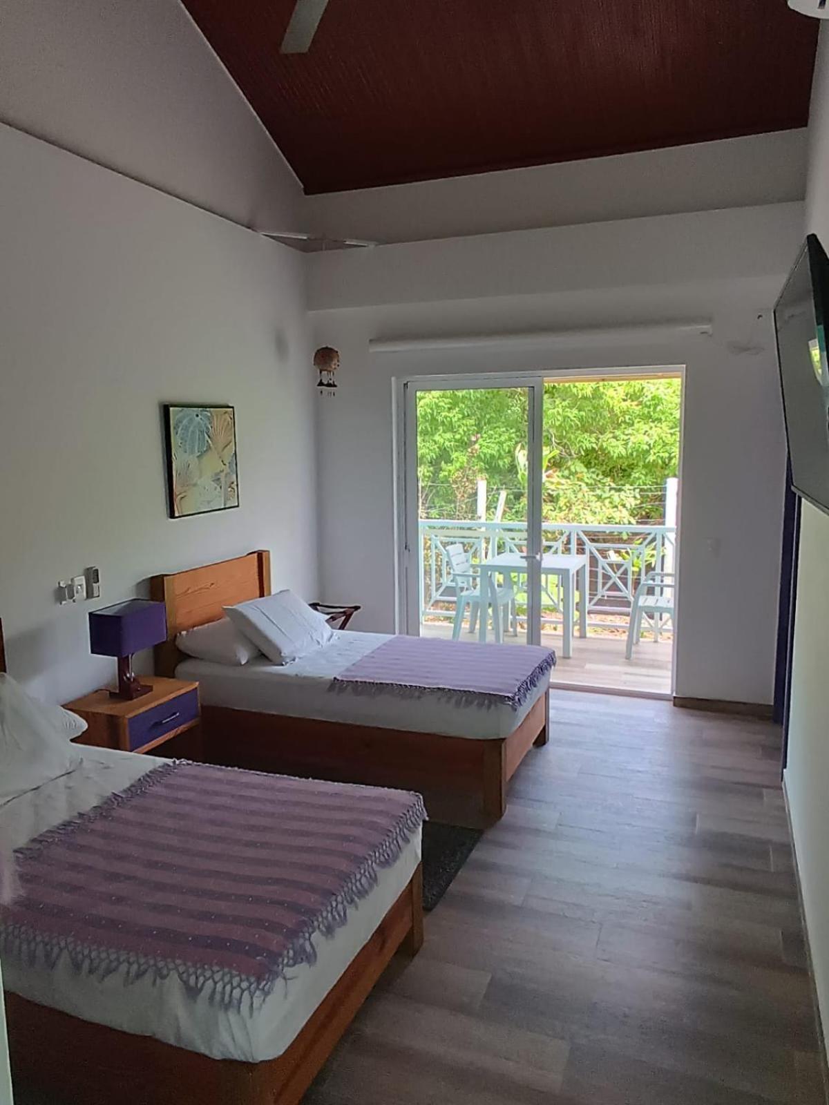 Quarto com 2 Camas de Solteiro e Varanda