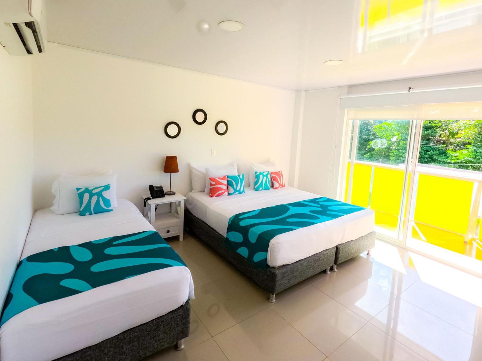 Habitación Triple con vistas a la piscina