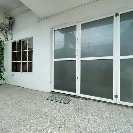 Zoe'S Place 2-3